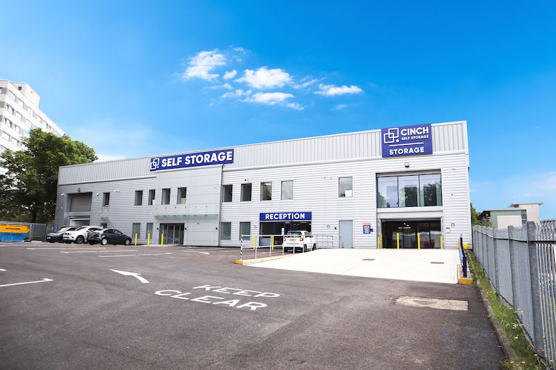 What is a self storage facility? Image shows exterior of Cinch self storage Brentwood storage facility